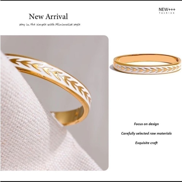 Vintage Vibes Gold White Arrow Hinged Bangle Bracelet - Picture 4 of 10